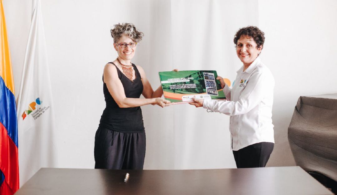 En acto protocolario, la Sociedad de Mejoras Públicas hizo acto de entrega al IPCC de este documento