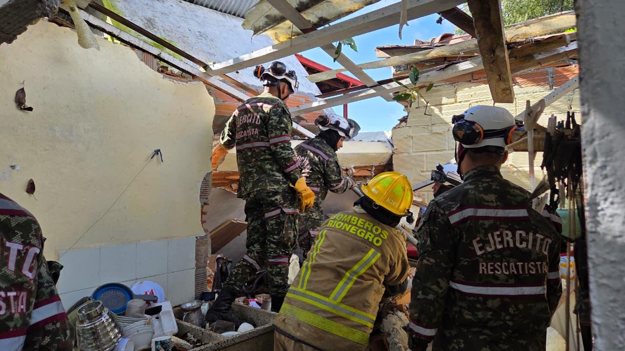 El Ejército rescató a una mujer atrapada bajo escombros tras una explosión en Antioquia. 
(Foto: cortesía/ Ejército) 