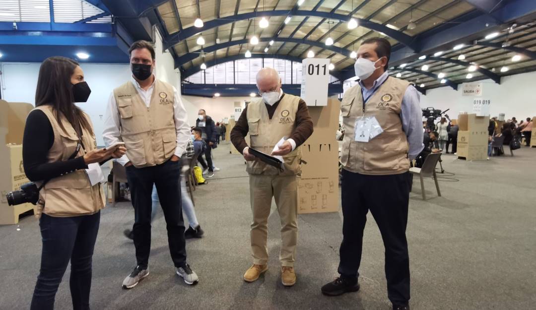 El jefe de la MOEOEA y excanciller paraguayo, Eladio Loizaga, y su equipo de observadores en los puestos de votación en Corferias.                                      Foto: Caracol Radio | Eddy Mosquera 