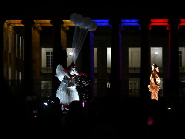 Teatro Tol se presentan durante su espectáculo "Pedaleando hacia el Cielo" en la Plaza de Bolívar. (RAUL ARBOLEDA/AFP via Getty Images)