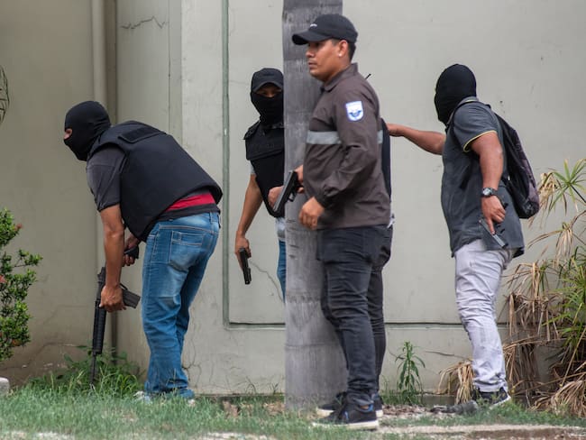 QUI01. GUAYAQUIL (ECUADOR) 09/01/2024.- Policías realizan hoy un operativo en la sede del canal de televisión TC, donde encapuchados armados ingresaron y sometieron a su personal durante una transmisión en vivo, en Guayaquil (Ecuador). Agentes de la Policía Nacional de Ecuador han ingresado en las instalaciones del canal TC Televisión horas después de ser asaltado por un grupo de hombres fuertemente armados que interrumpieron la programación en vivo, amenazando con fusiles, granadas y explosivos a los empleados, y ha detenido al menos a trece personas. EFE/Mauricio Torres