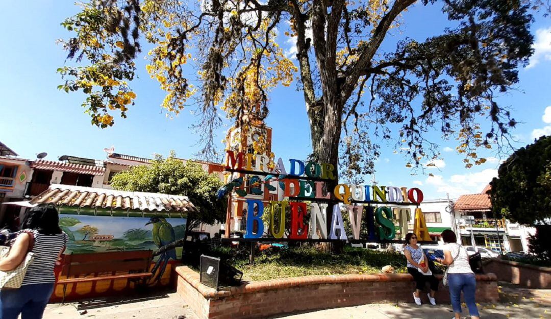 Hermoso el parque central del municipio de Buenavista, Quindío en días de cielo despejado