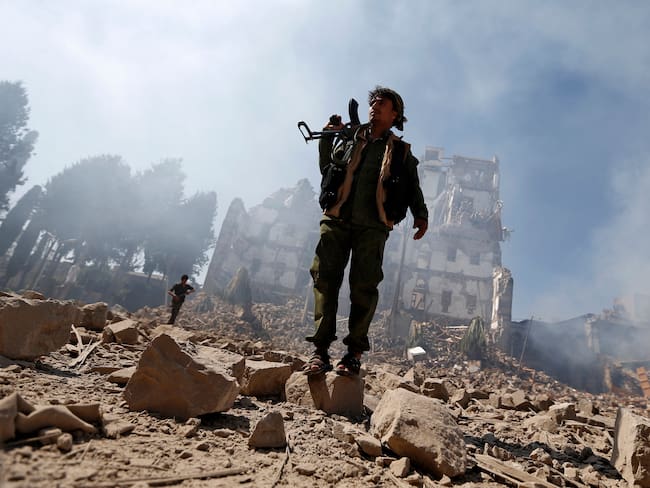 Rebeldes hutíes inspeccionan la magnitud de los daños tras un bombardeo en Yemen. 

(FOTO:   MOHAMMED HUWAIS/AFP via Getty Images)