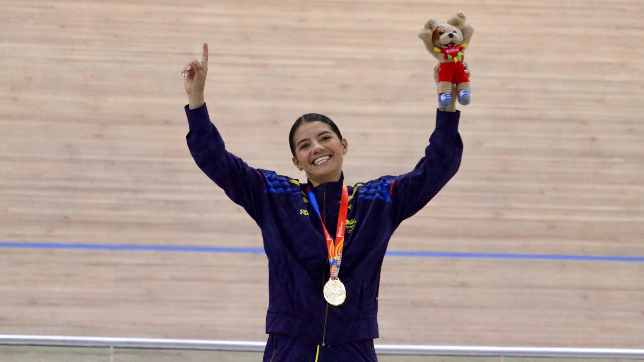 Lina Hernández, ganadora de una medalla de oro en el ciclismo de pista / Twitter: @MinDeporteCol