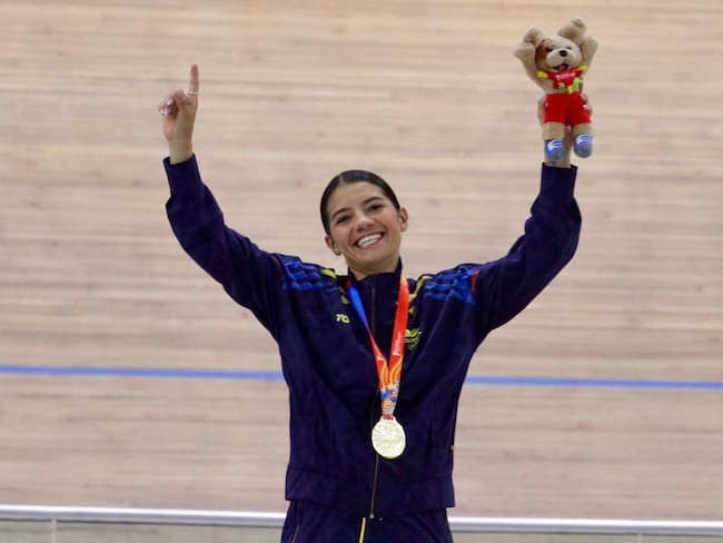Lina Hernández, ganadora de una medalla de oro en el ciclismo de pista / Twitter: @MinDeporteCol