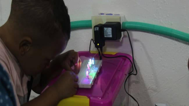 Al 2030, la organización aspira a que 3 de cada 10 niños y niñas que estudian con ellos estén cursando una carrera universitaria exitosa. | Foto: Chispas de Esperanza
