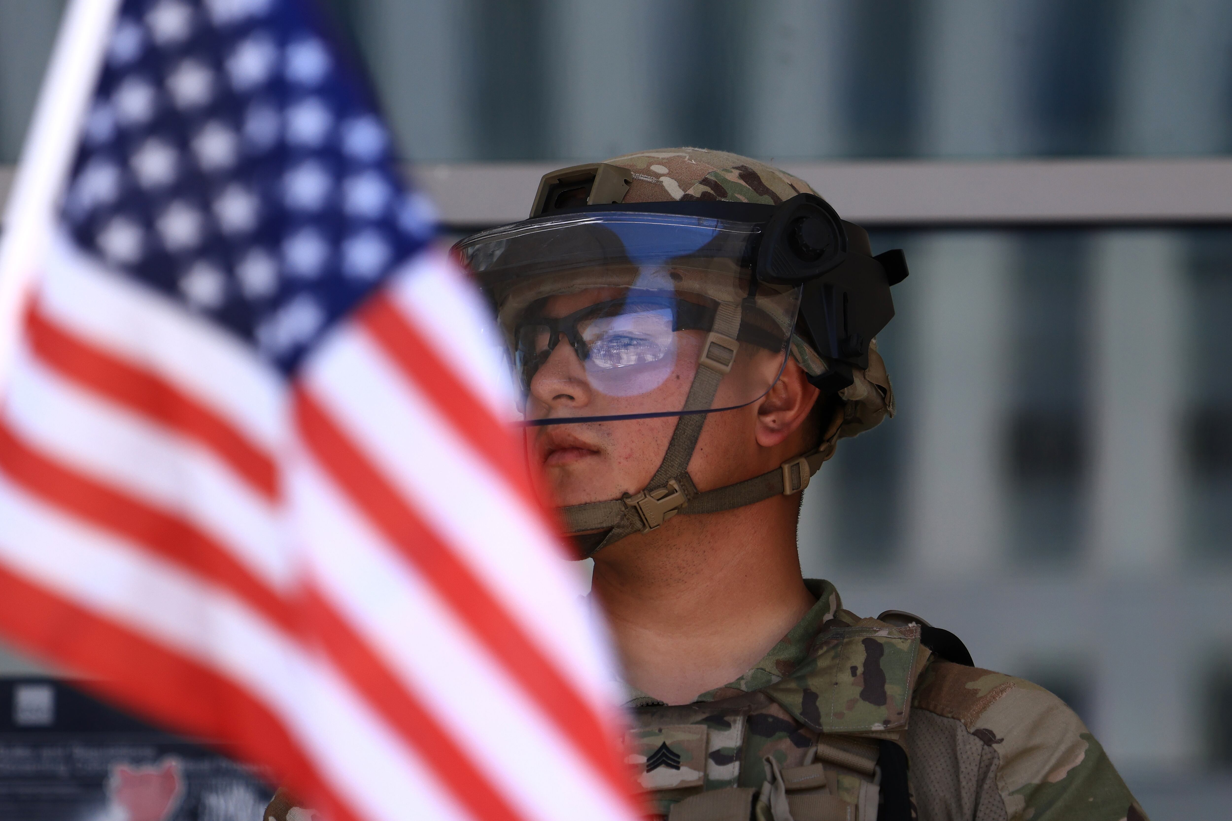 LOS ANGELES (USA), 04/07/2025.- A protester with a US flag stands in front of US Marines guarding the Edward R. Roybal Federal Building, during an Anti-ICE protest held during the Fourth of July holiday, in Los Angeles, California, USA, 04 July 2025. (Protestas) EFE/EPA/DAVID SWANSON