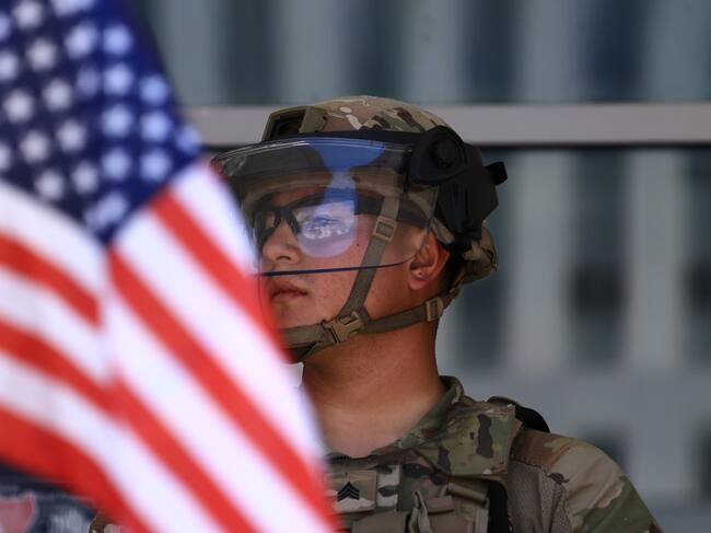 LOS ANGELES (USA), 04/07/2025.- A protester with a US flag stands in front of US Marines guarding the Edward R. Roybal Federal Building, during an Anti-ICE protest held during the Fourth of July holiday, in Los Angeles, California, USA, 04 July 2025. (Protestas) EFE/EPA/DAVID SWANSON
