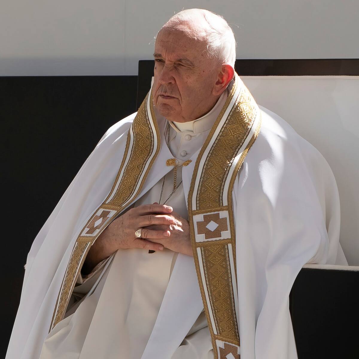 El papa pide en su nuevo libro acabar con “la cruel locura de la guerra”