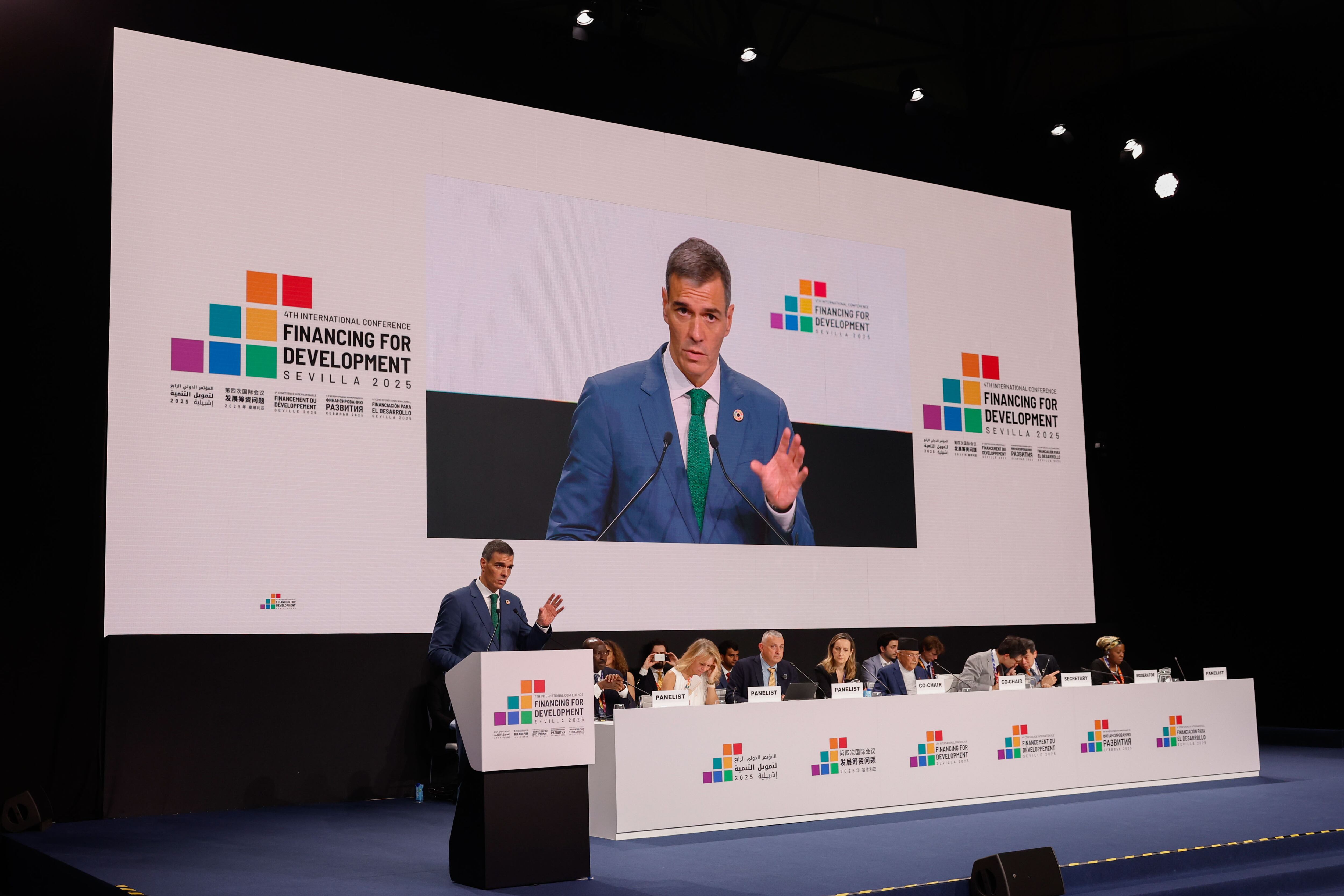 SEVILLA (ESPAÑA), 01/07/2025.- El presidente del gobierno de España Pedro Sánchez durante su intervención en 'Revitalizar la cooperación internacional para el desarrollo', este martes durante la IV Conferencia Internacional para el Desarrollo celebrada en el Palacio de Congresos de Sevilla. EFE/J. Palencia