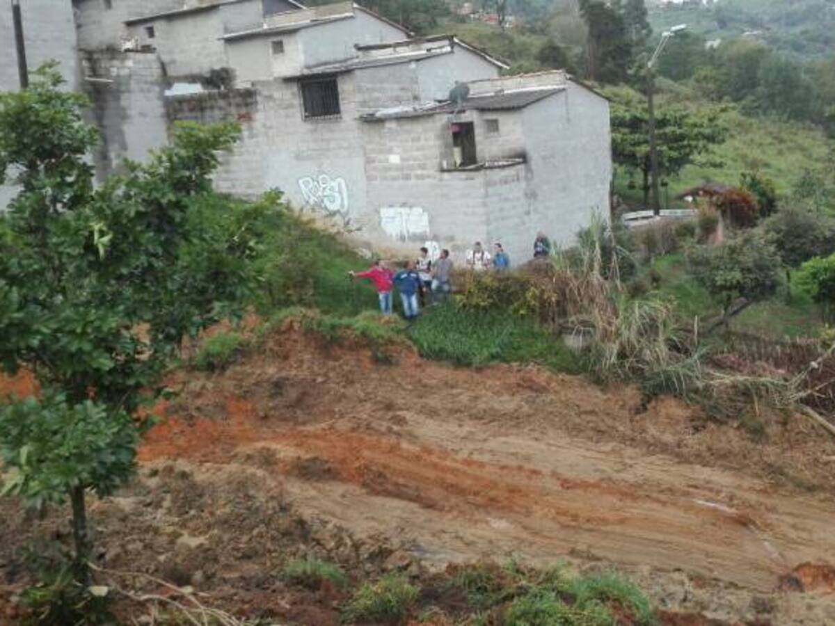 Evacúan 5 viviendas por avalancha en San Antonio de Prado, Medellín