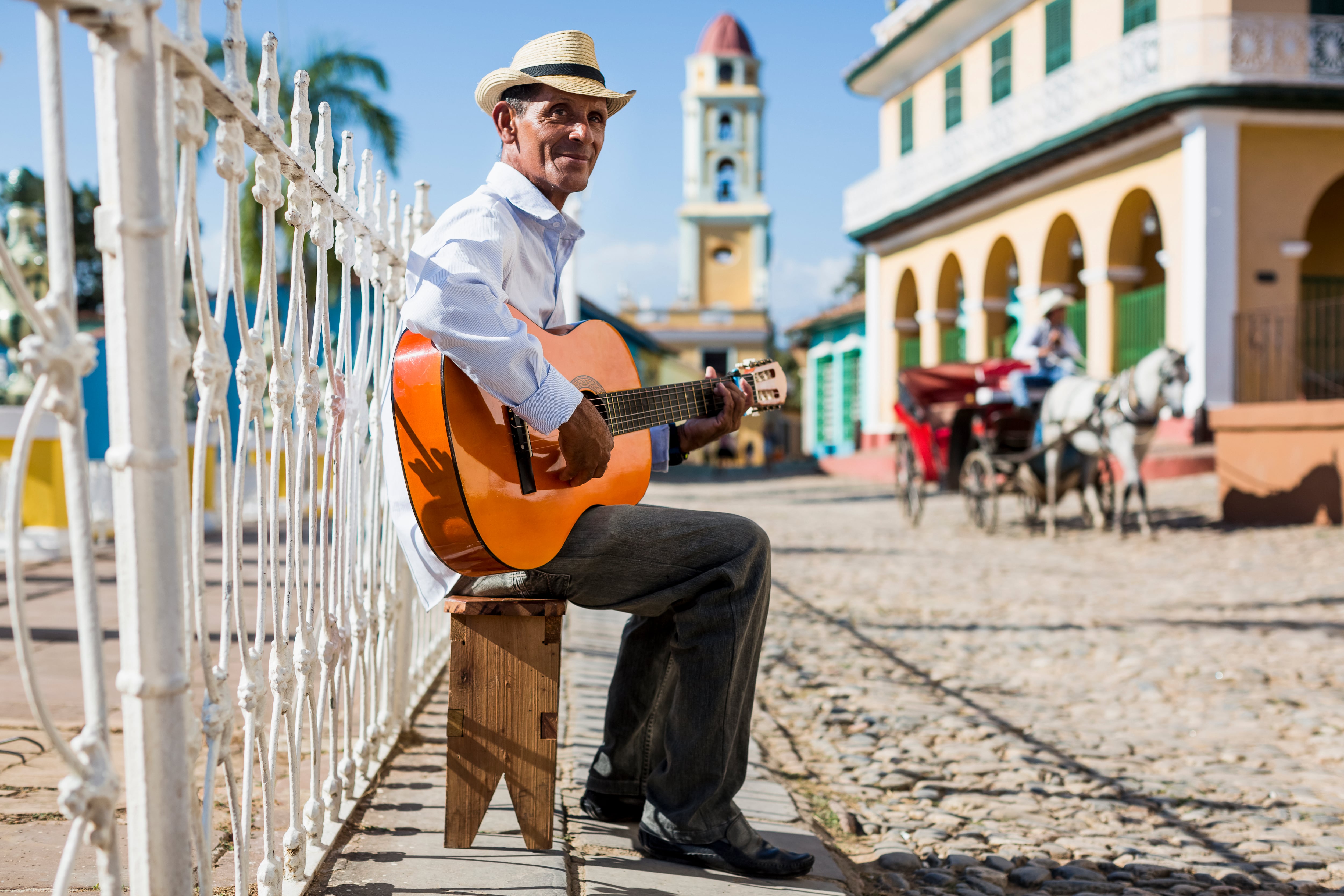 Músico en una calle de Cuba. Foto: Getty Images.