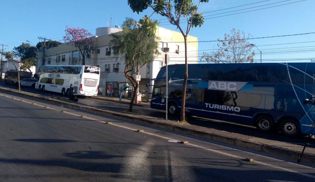Plantel de Boca Juniors al frente de la comisaría luego del partido ante Atlético Mineiro