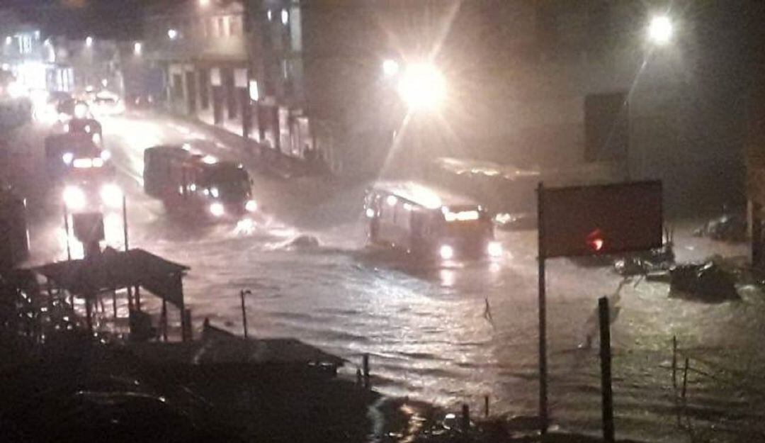 Inundación sobre la carrera 19 a la altura del centro comercial del café en Armenia