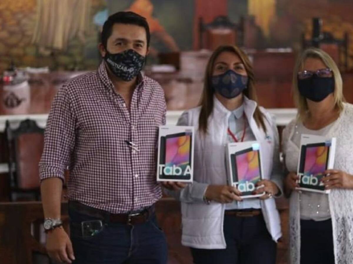 MinTIC y Alcaldía entregan equipos de cómputo a estudiantes de Villamaría