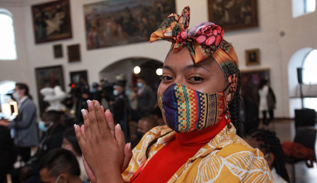 Bailarina en medio de un carnaval / Colprensa