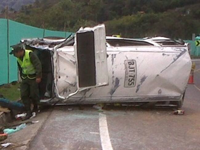 Un menor muerto y 5 hospitalizados por accidente de ruta escolar en la vía Bogotá-Honda