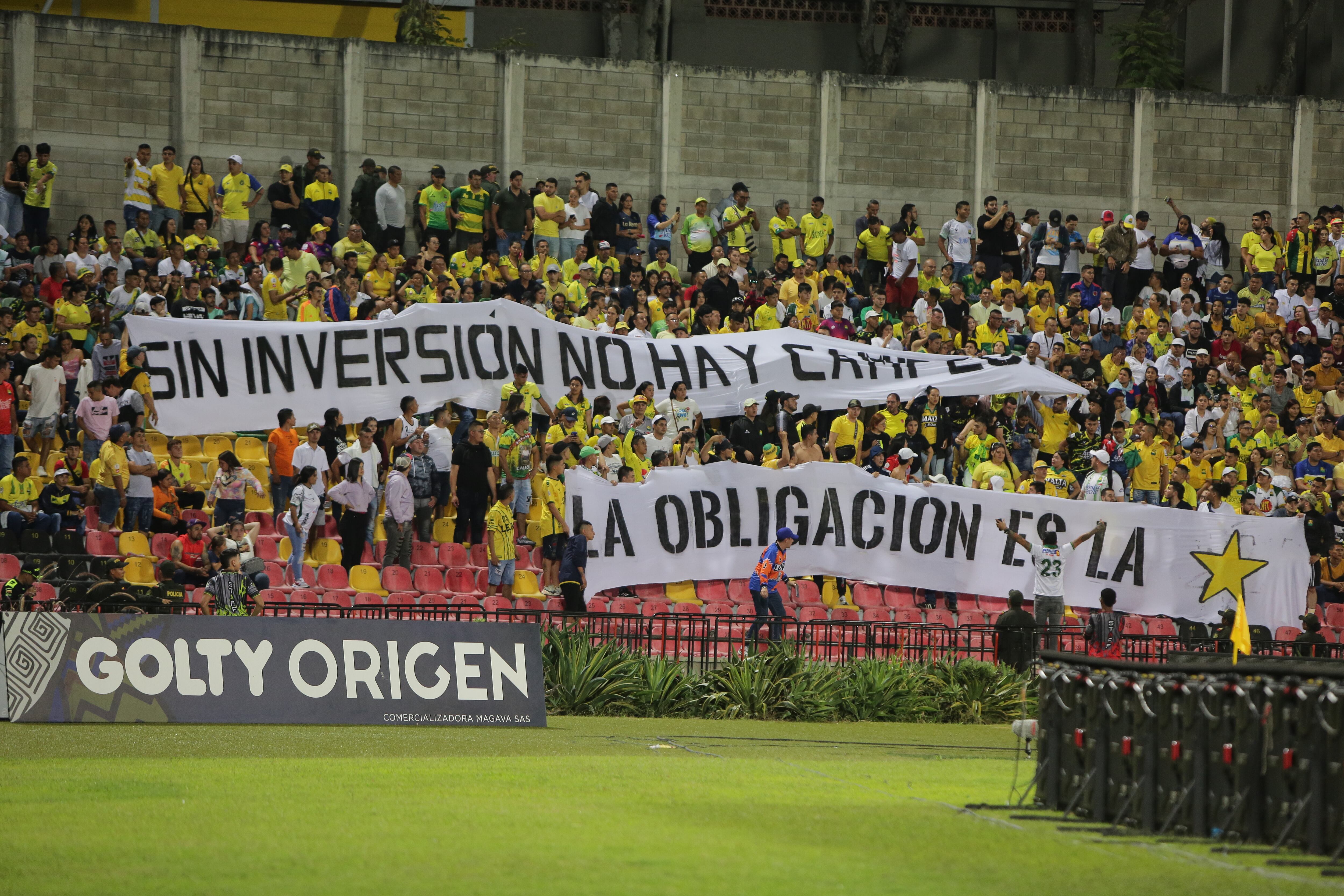 Pancartas mostradas por los hinchas del Atlético Bucaramanga en la quinta fecha de la Liga / Colprensa
