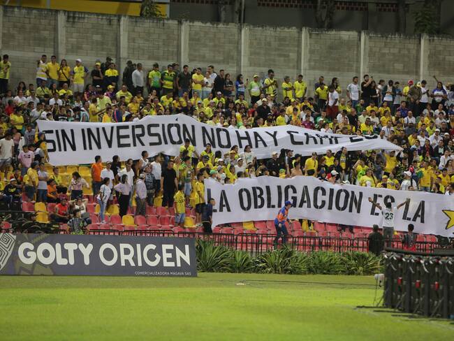 Pancartas mostradas por los hinchas del Atlético Bucaramanga en la quinta fecha de la Liga / Colprensa