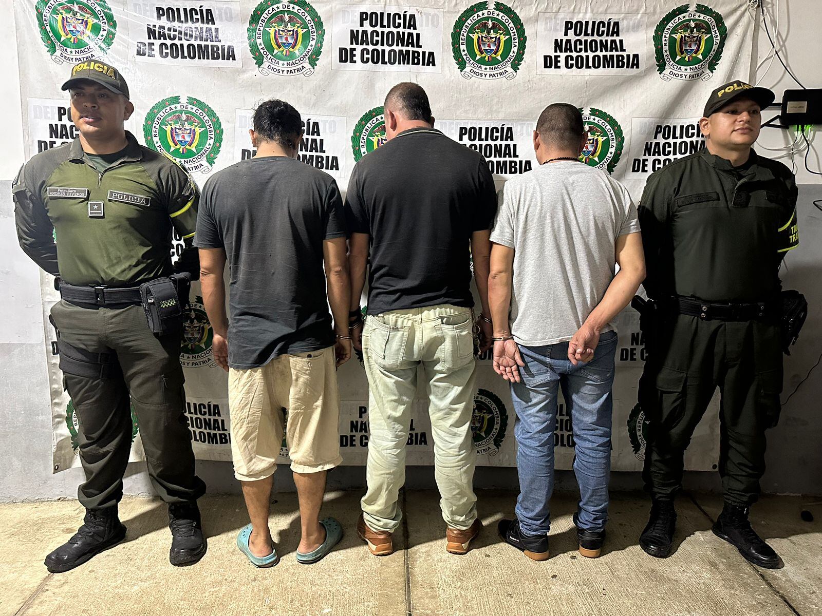 Tres hombres fueron sorprendidos transportando a 25 migrantes en el Valle