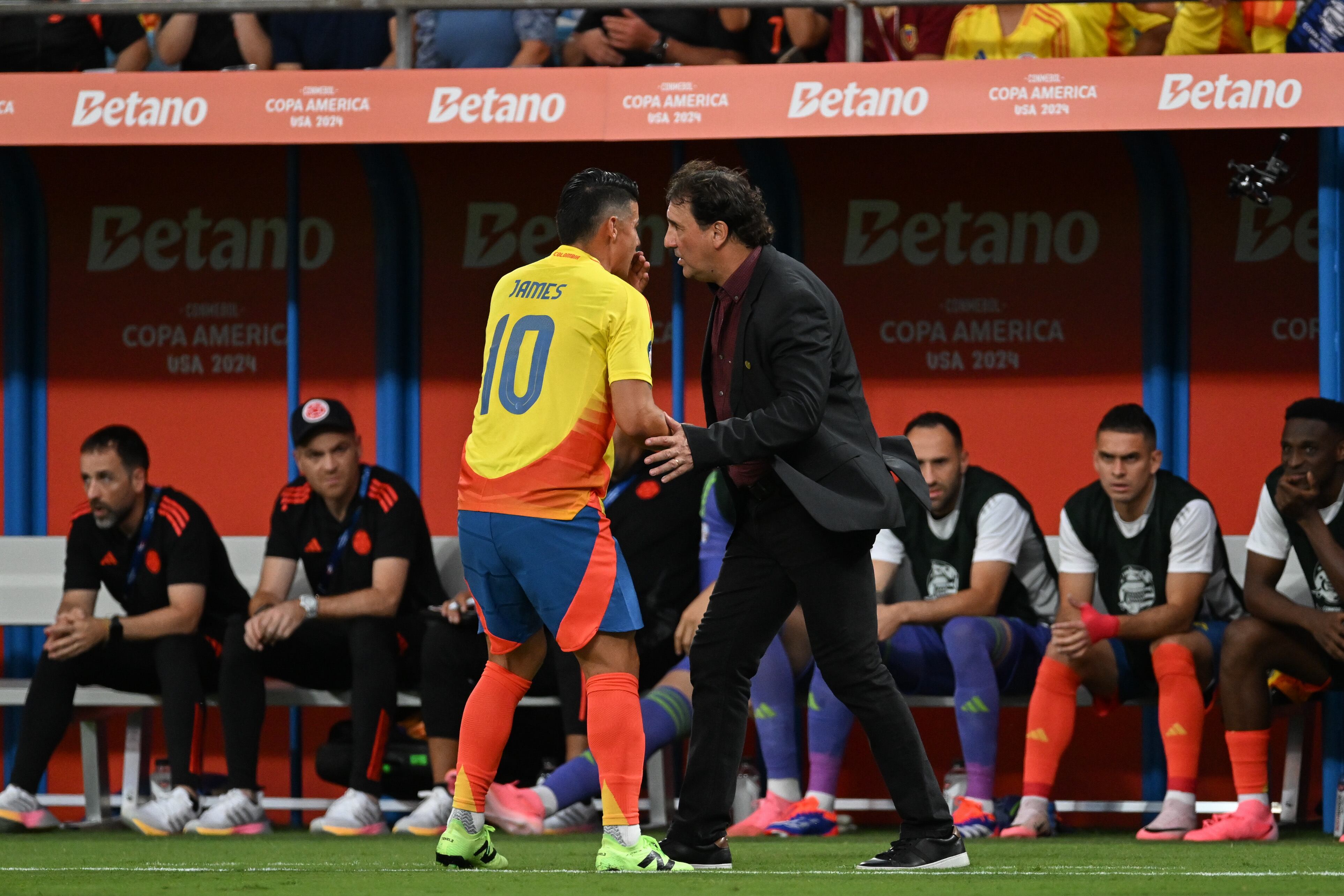 Néstor Lorenzo y James Rodríguez, técnico y capitán de la Selección Colombia, respectivamente. (Photo by Robin Alam/ISI Photos/Getty Images)
