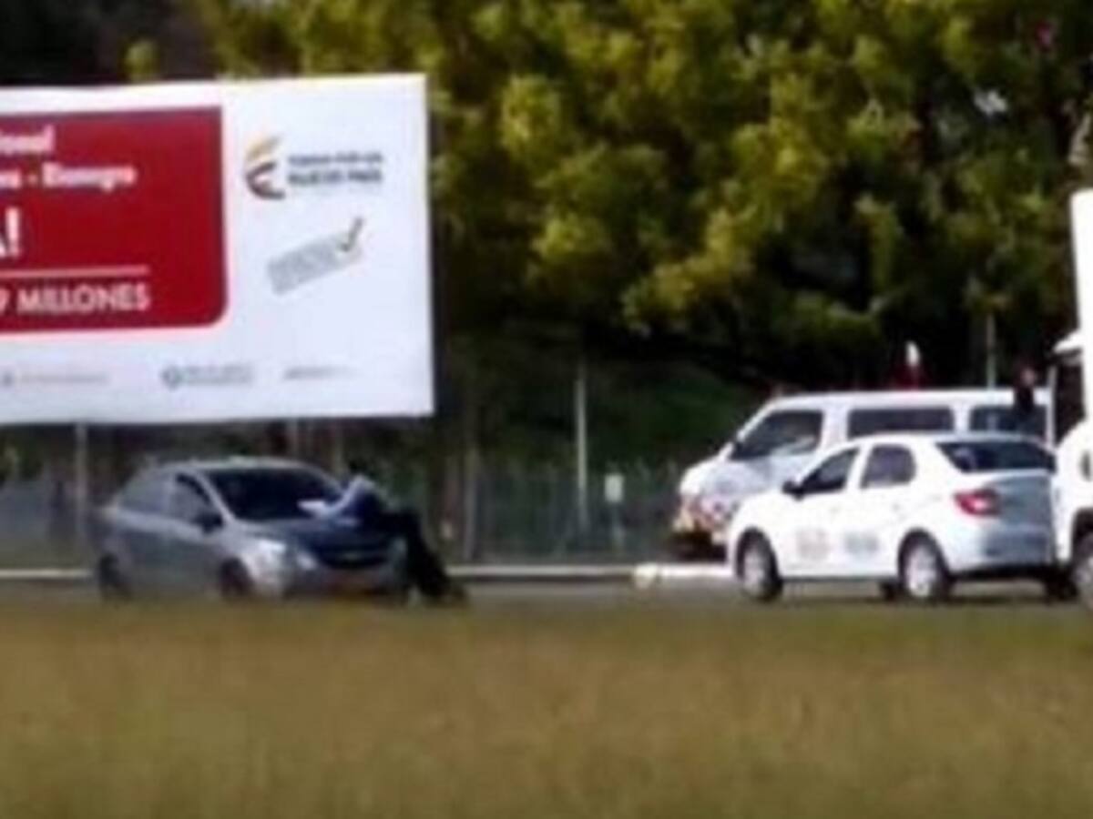 Conductor atropella a guarda de tránsito que le iba aplicar una multa