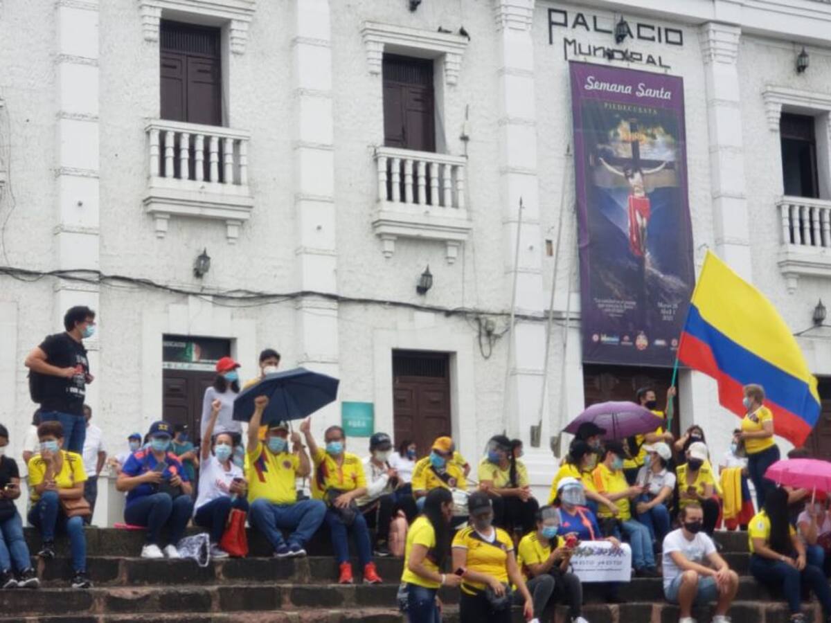 Denuncian represión a maestros que apoyan el paro