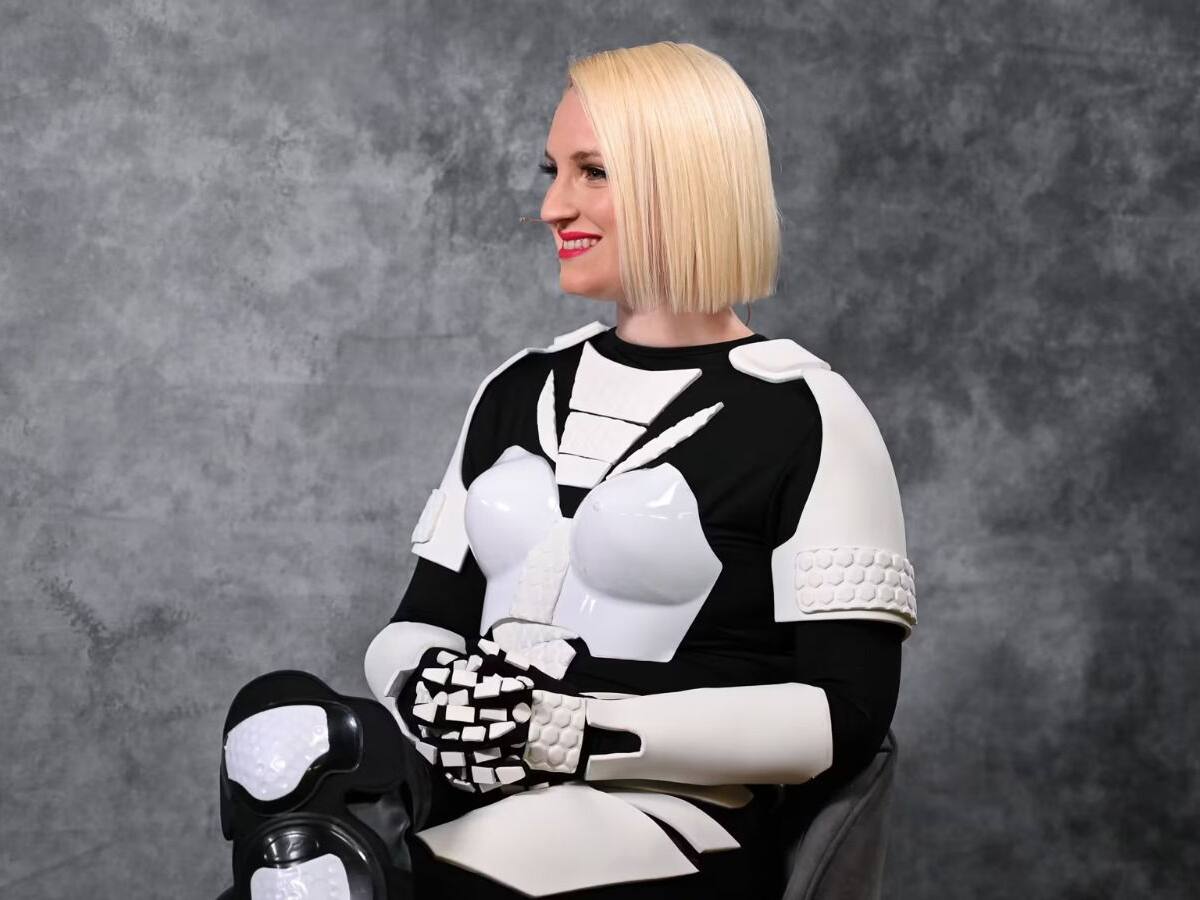 Rocío Buffolo, la mujer que se autopercibe como robot humanoide tras implantarse un chip