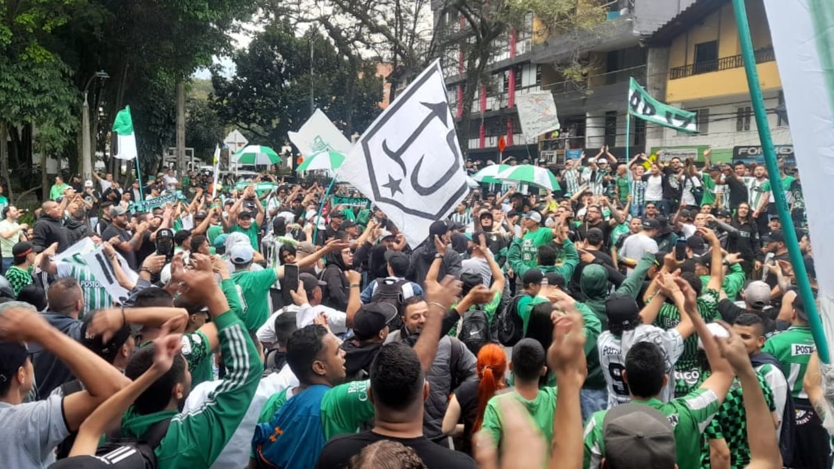 Una multitud de hinchas de Atlético Nacional, protestaron en la sede administrativa