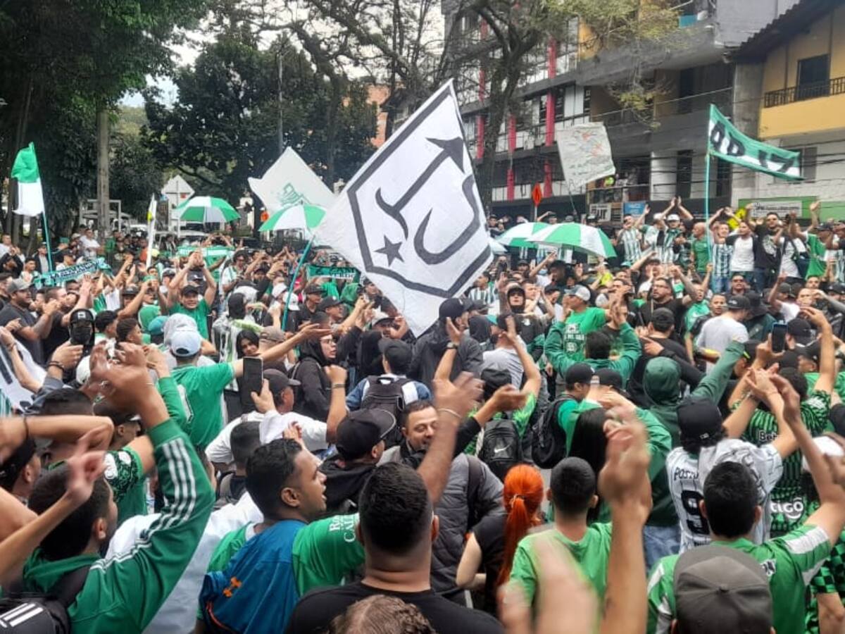 Una multitud de hinchas de Atlético Nacional, protestaron en la sede administrativa