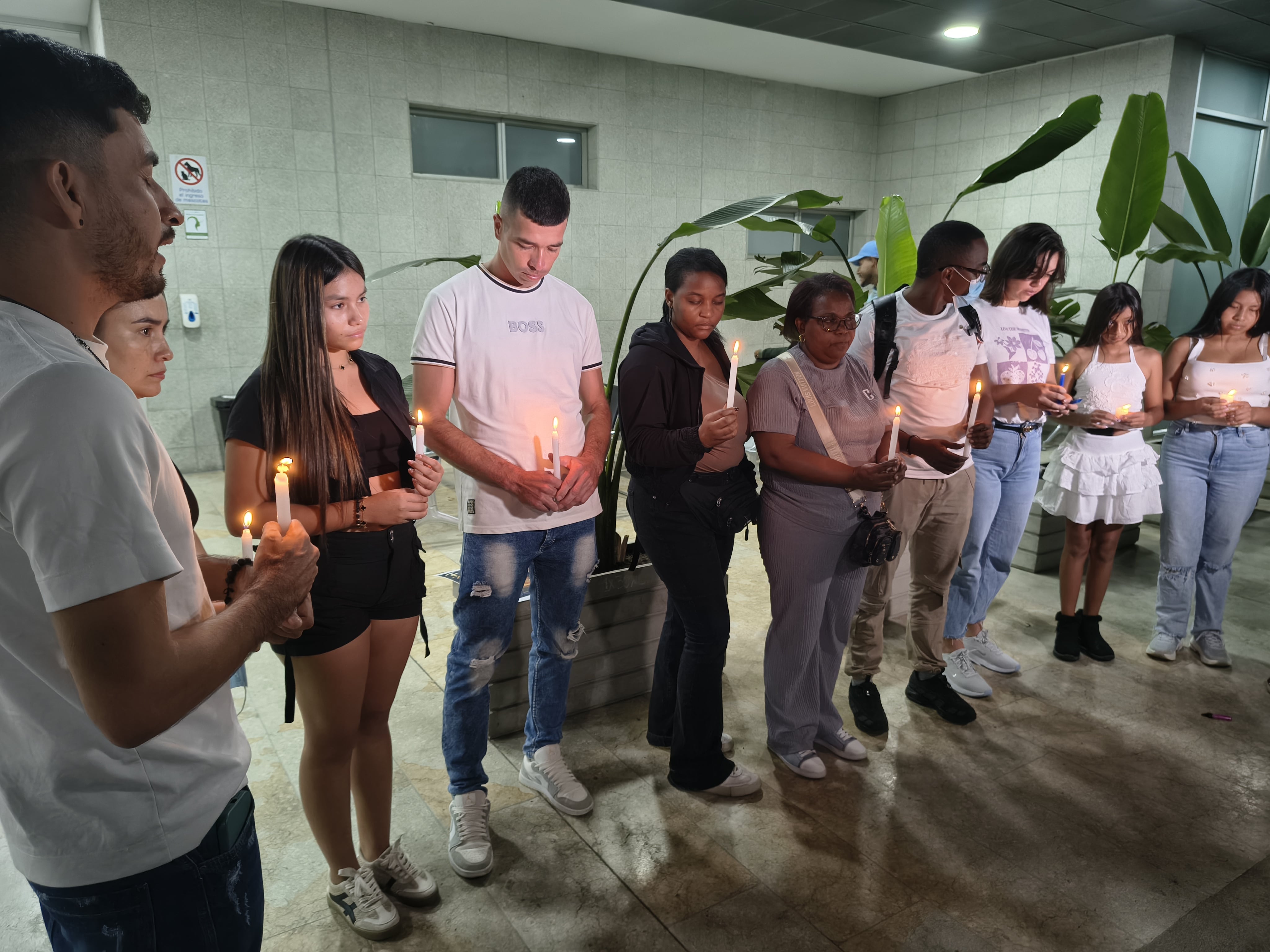 Una velatón por la salud del niño Dilan Andrés Silva, uno de los dos menores heridos en un ataque con explosivos en Suarez, Cauca, se adelantó en Cali.
