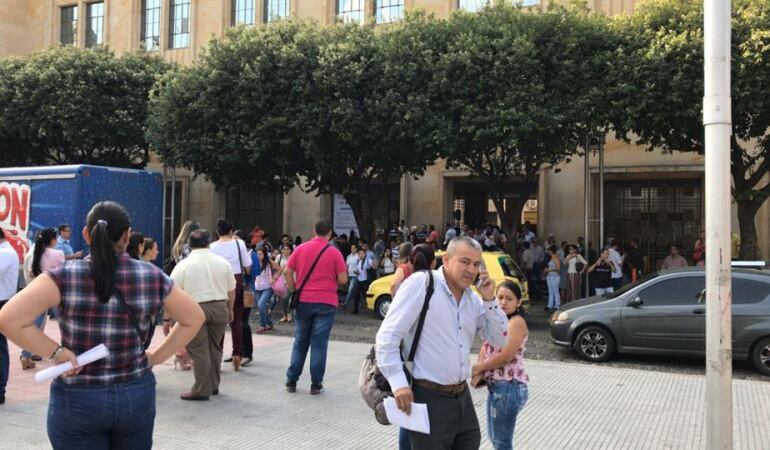 Desalojo de la alcaldía de Cúcuta por presunto elemento explosivo