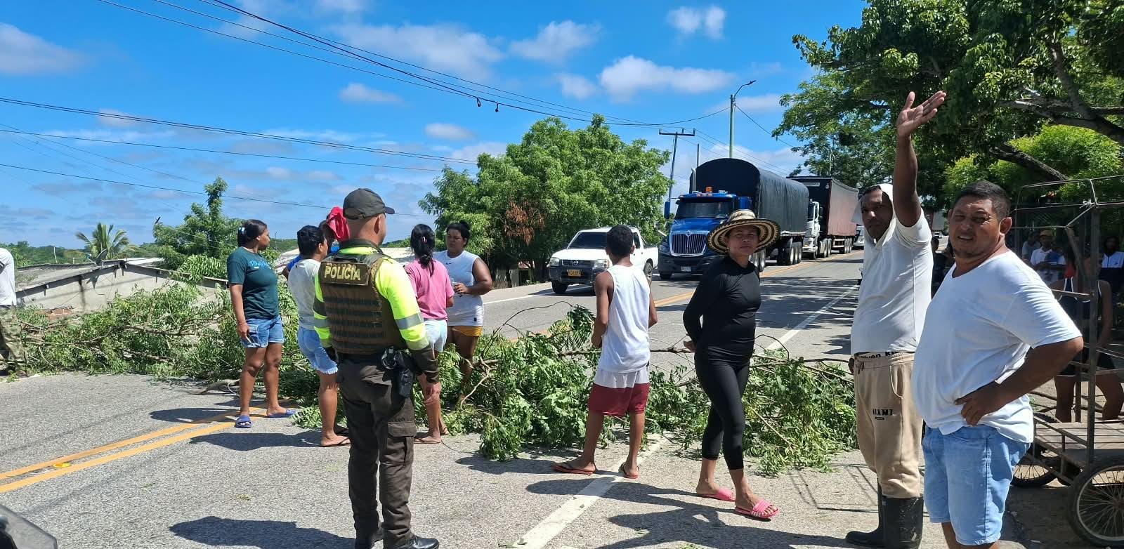 Bloqueo en la vía. // Policía de Bolívar
