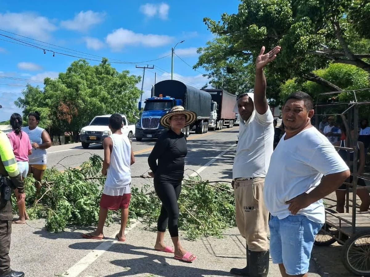 Cierran la vía Sincelejo - Calamar para exigir soluciones ante las inundaciones