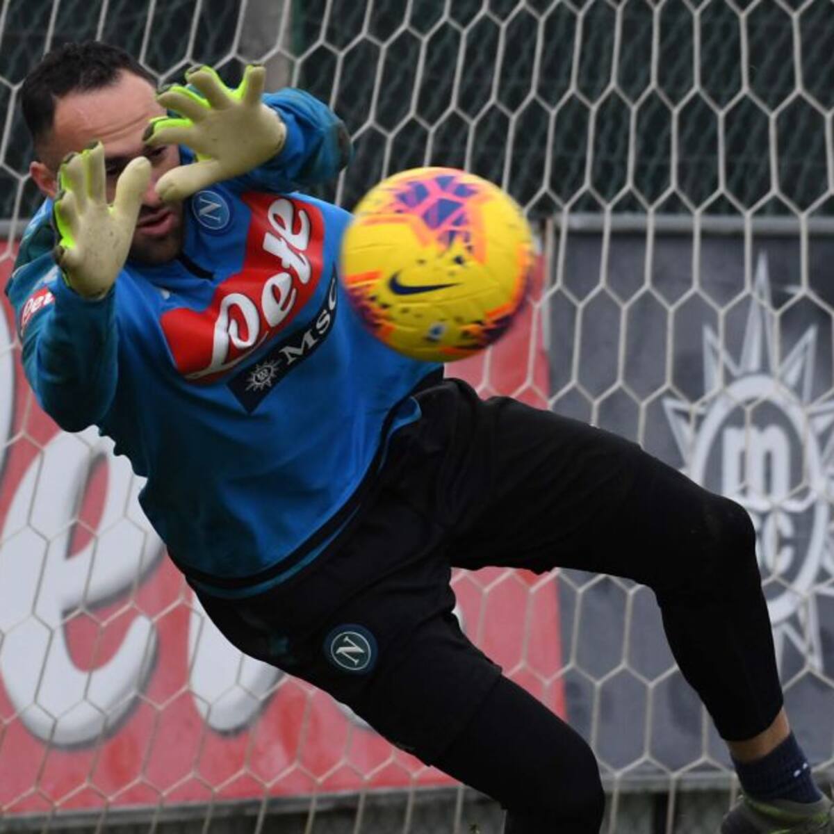 En casa y con sus hijos, así entrena David Ospina durante la cuarentena