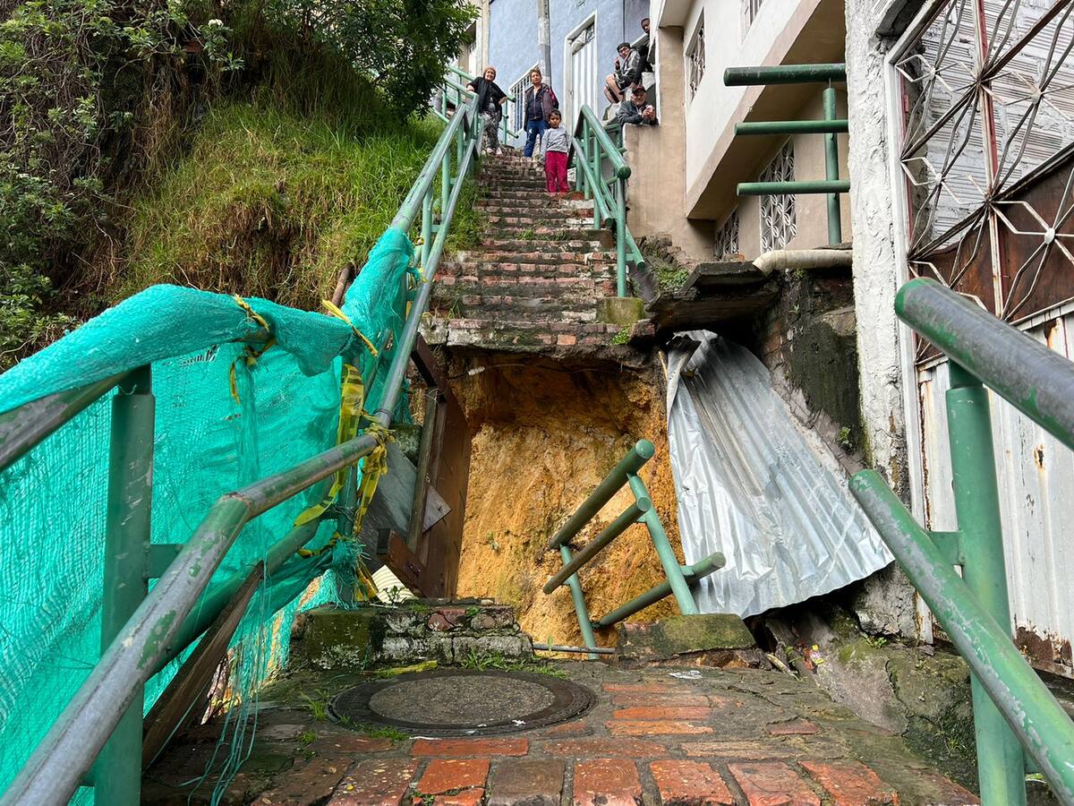 Habitantes de un barrio en Bogotá se quedaron sin escalera para llegar a sus casas