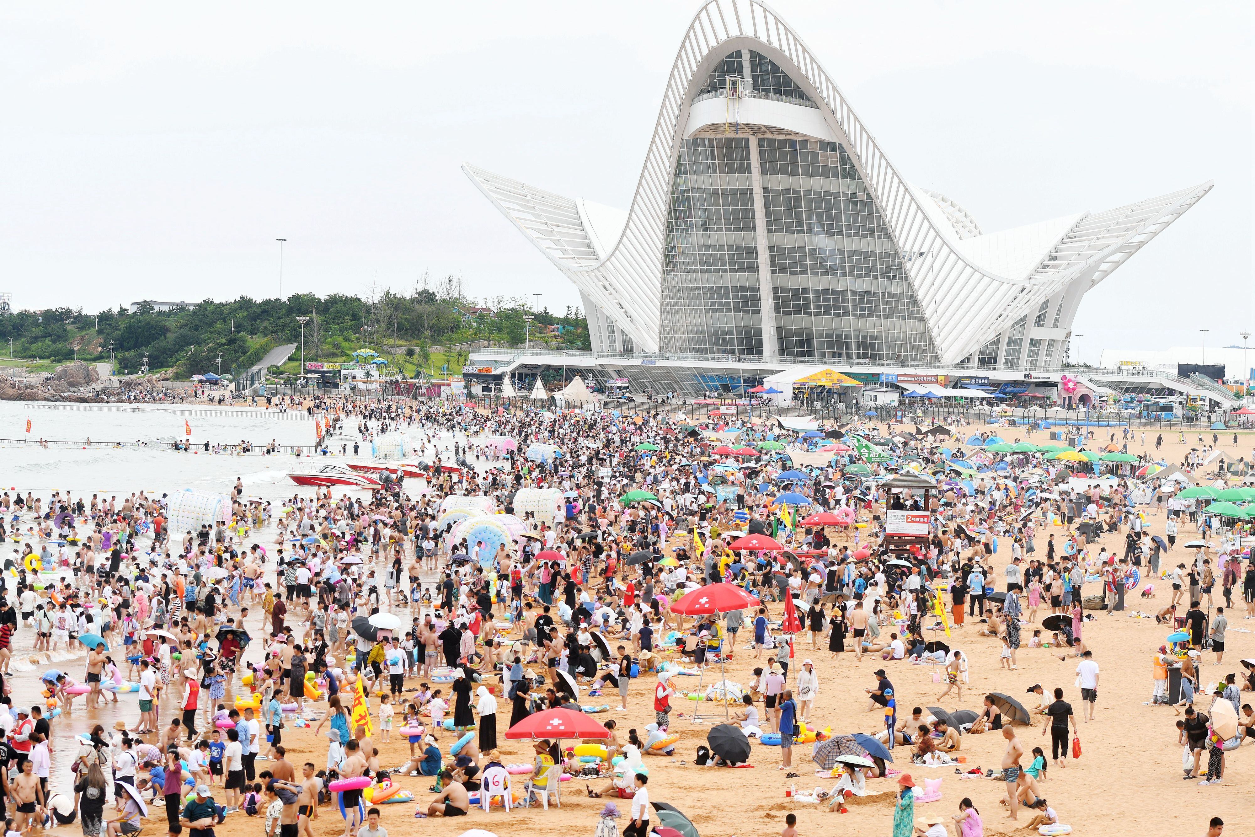Turismo en las playas de China en medio del aumento de temperaturas.
(Foto: Costfoto/NurPhoto via Getty Images)