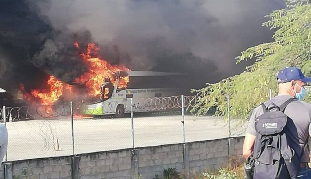Uno de los buses incendiados