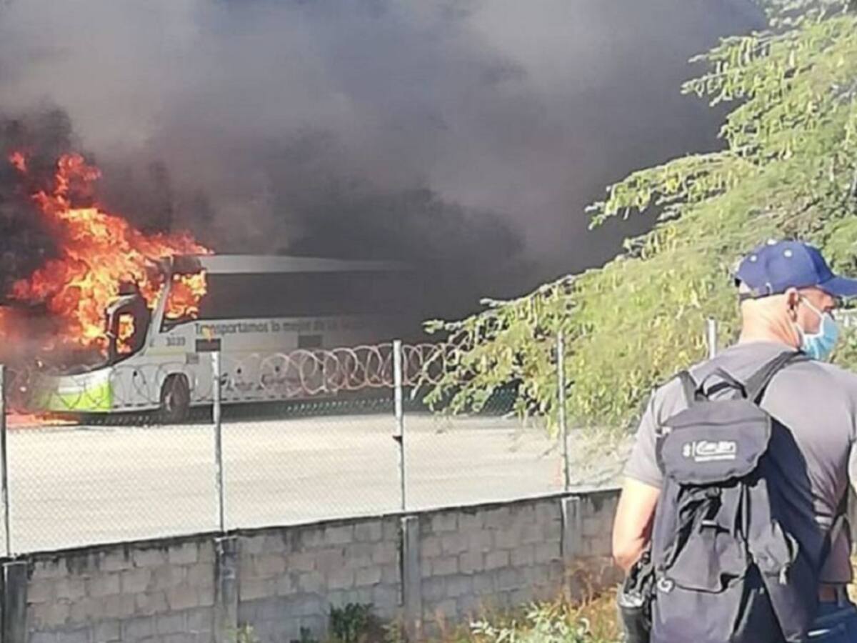 Extrabajador del Cerrejón sería responsable del incendio de buses: Policía
