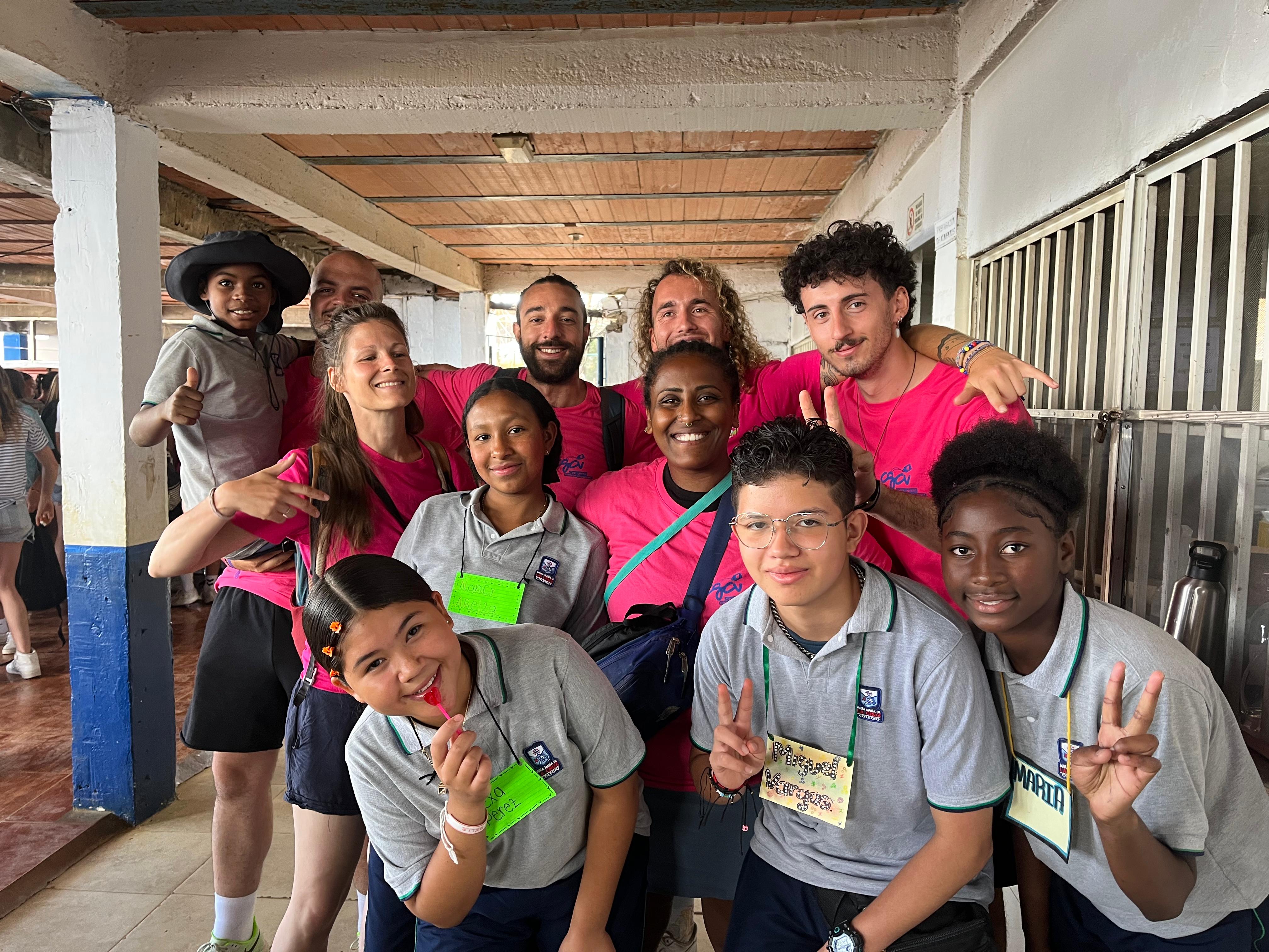 Intercambio cultural une a jóvenes franceses y colombianos en el barrio La Cruz. Foto: Caracol Radio.