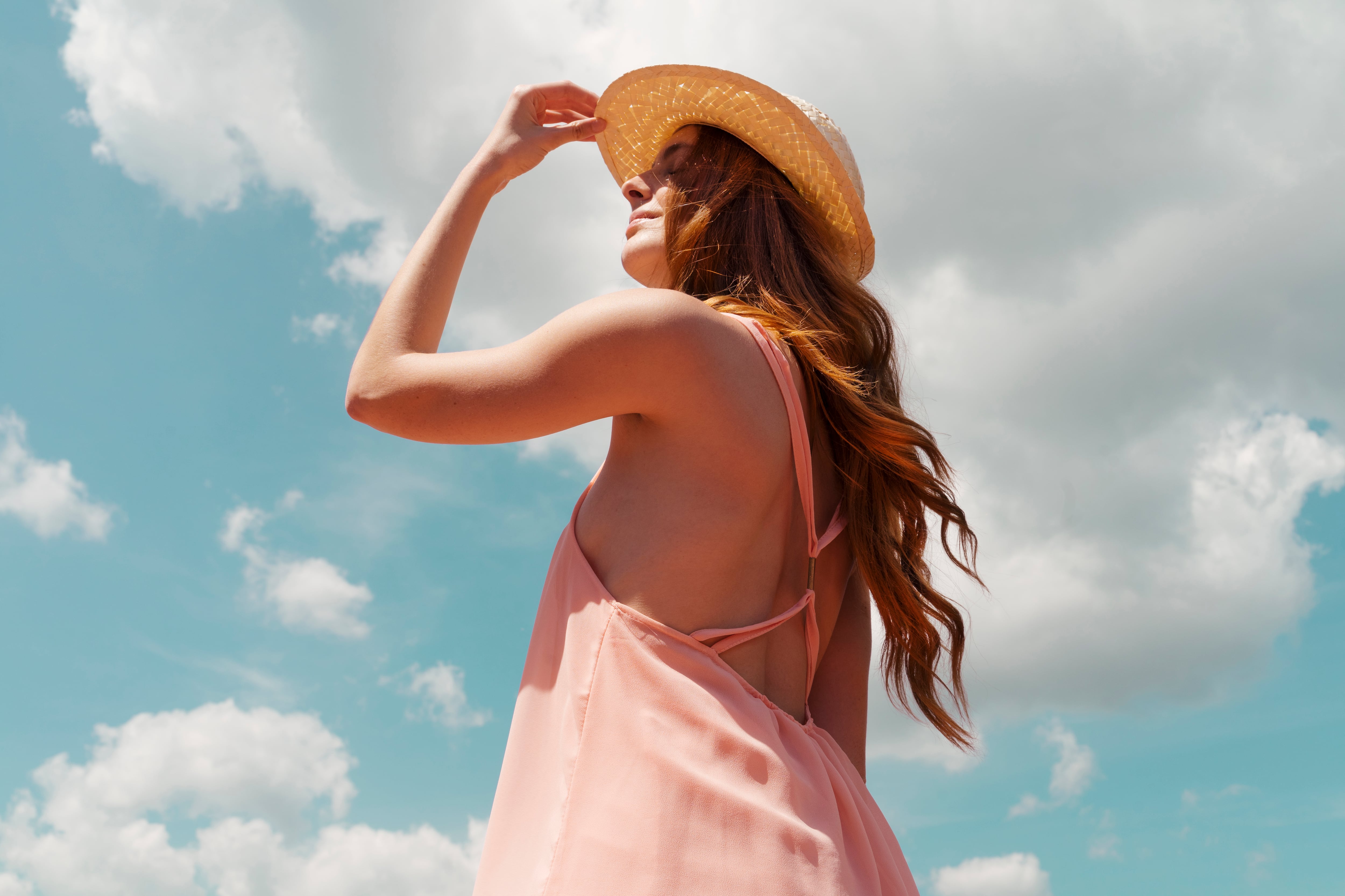 Mujer vistiendo de rosa/ Imagen de referencia/ Getty Images