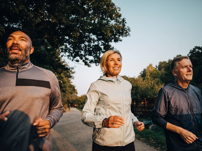 ¿Dolor en las rodillas? Con este sencillo ejercicio podrá recuperarse: sirve para adultos mayores. Crédito: Getty Images