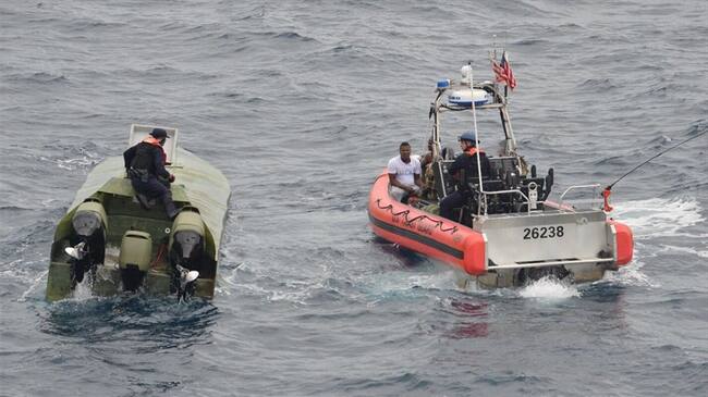 Estos sujetos fueron interceptados en lanchas 'Go Fast' con 3.084 paquetes rectangulares, forrados con plástico de color azul. Foto: Policía Nacional.