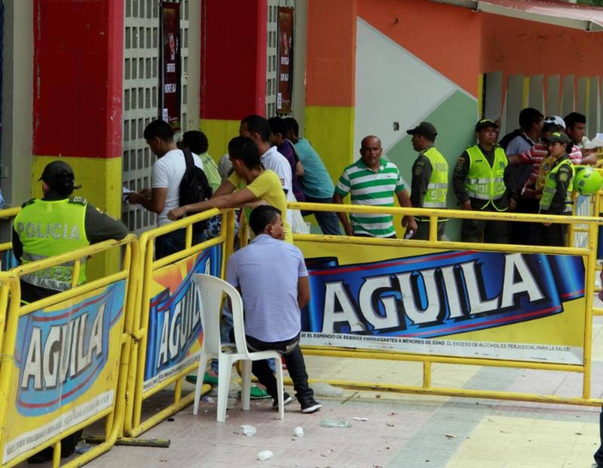 Los aficionados recibieron sus entradas en el coliseo de baloncesto Elías Chegwin para las tribunas laterales y en la oficina de Ossa y Asociados para oriental y occidental.