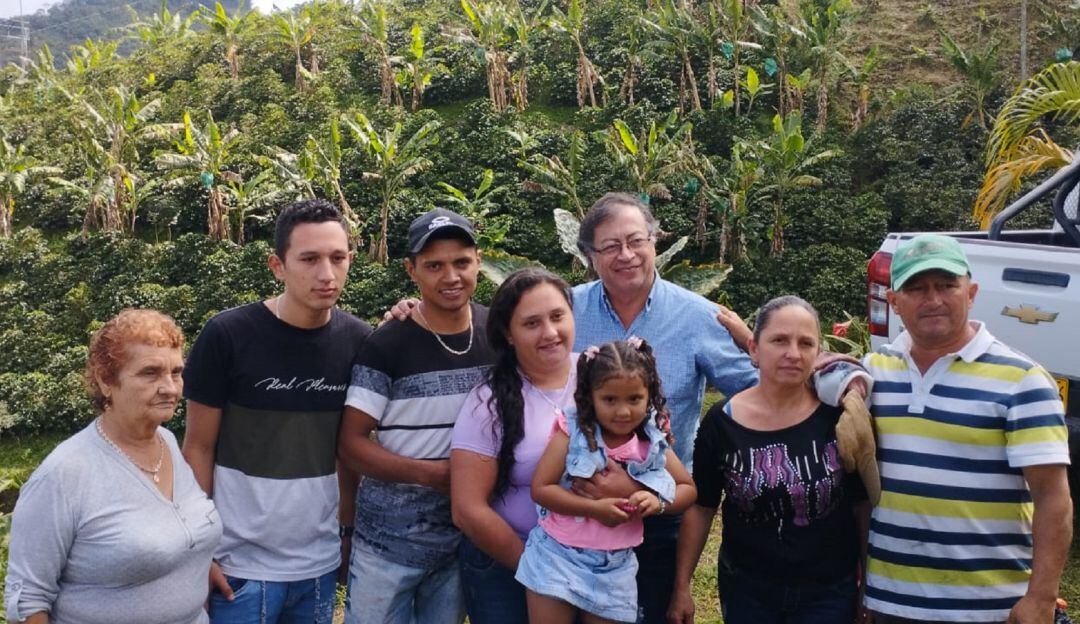 Rigoberto López en compañía de su familia y el entonces candidato, Gustavo Petro