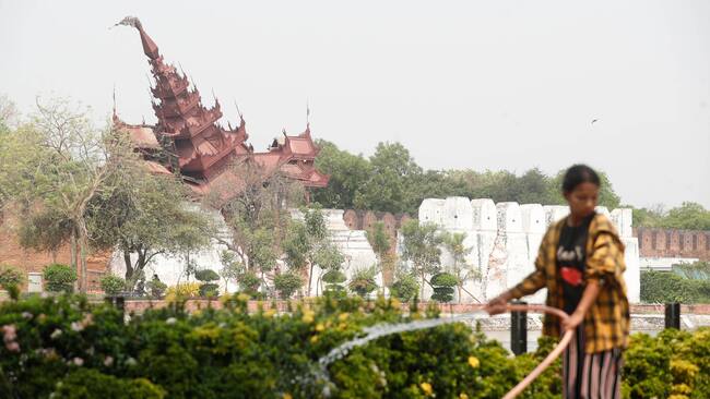 MANDALAY (Myanmar), 01/04/2025.- A woman pours water on plants in front of the damaged Mandalay palace in Mandalay, Myanmar, 01 April 2025. Myanmar’s military government has declared a week of national mourning after a 7.7-magnitude earthquake struck the country on 28 March, killing more than 2,000 people and injuring thousands, according to the government. (Terremoto/sismo, Birmania) EFE/EPA/NYEIN CHAN NAING