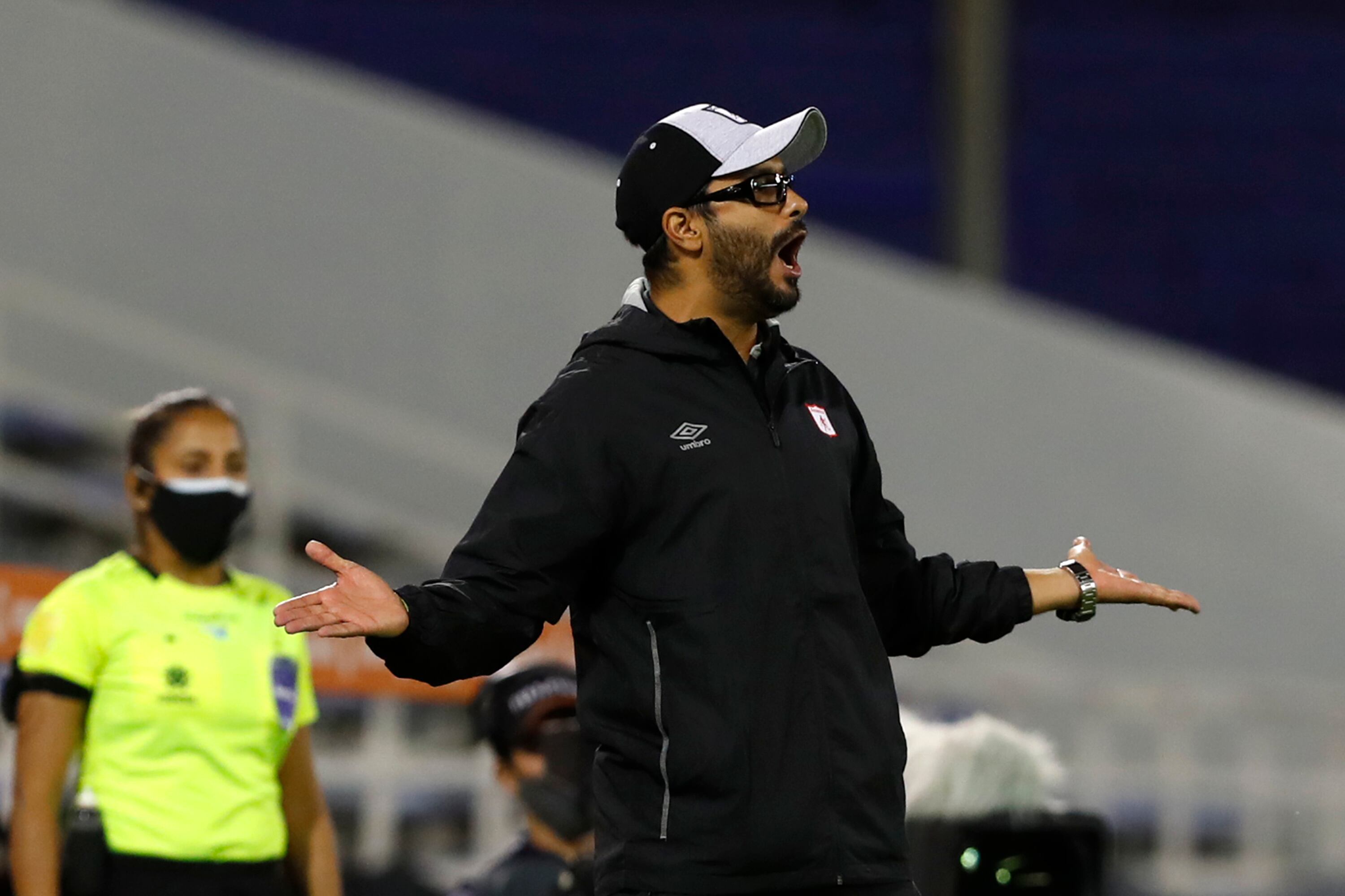 BUENOS AIRES, ARGENTINA - MARCH 21: Carlos Andres Usme técnico del América de Cali femenino durante la final de la Copa Libertadores. (Photo by Agustin Marcarian - Pool/Getty Images)