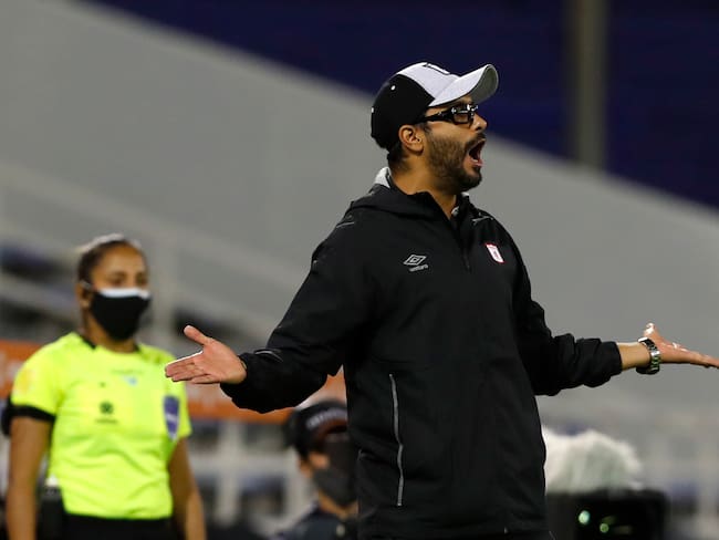 BUENOS AIRES, ARGENTINA - MARCH 21: Carlos Andres Usme técnico del América de Cali femenino durante la final de la Copa Libertadores. (Photo by Agustin Marcarian - Pool/Getty Images)