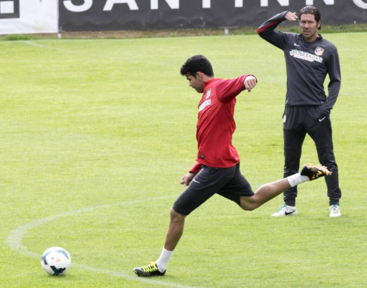 Diego Costa entrenó con su equipo en medio de la polémica que ha generado si será convocado a la Selección de España o Brasil.
