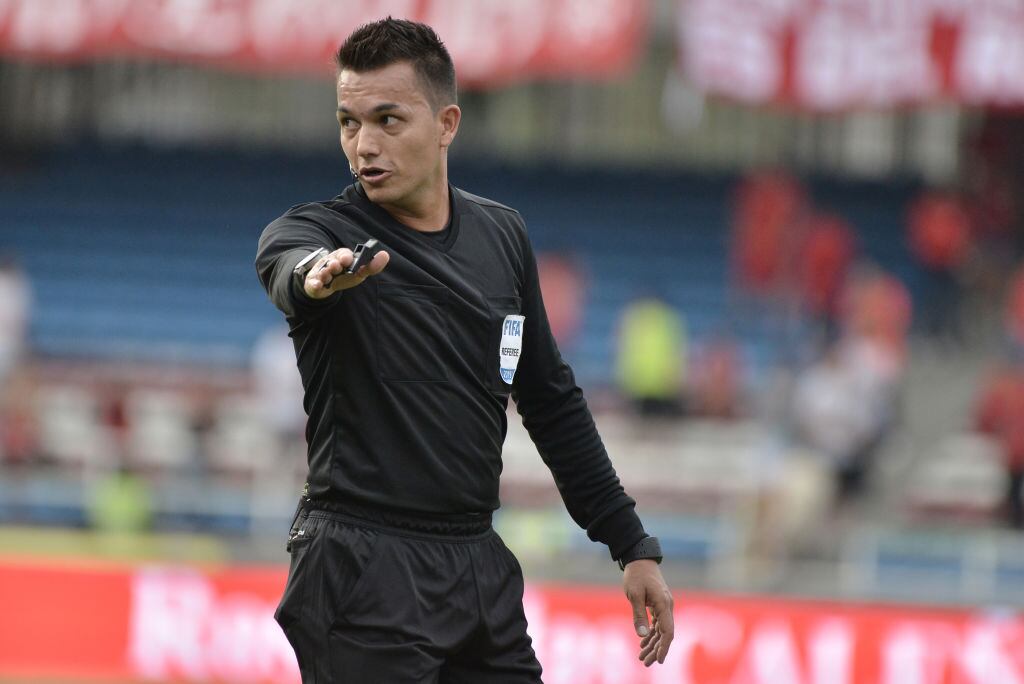 Nicolás Gallo, árbitro colombiano (Photo by Gabriel Aponte/Vizzor Image/Getty Images)